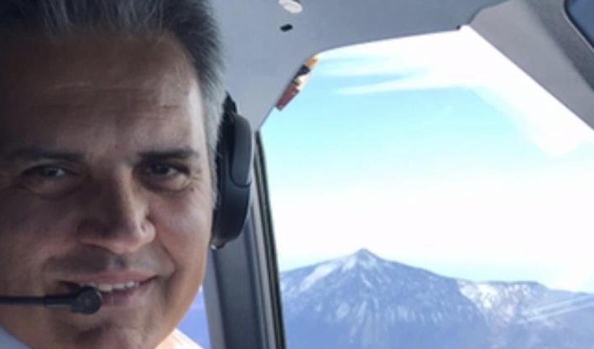 Carlos Córdoba pilotando un avión de Binter Canarias con el Teide al fondo