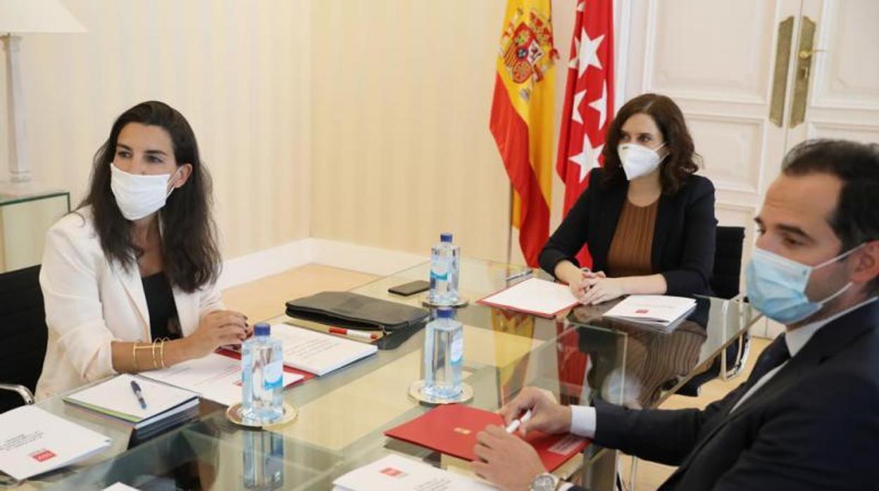 La presidenta de la Comunidad, Isabel Díaz Ayuso, junto al vicepresidente, Ignacio Aguado