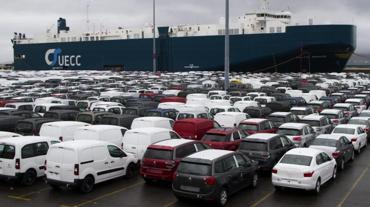 Imagen de archivo de coches de Citroën en el puerto de Vigo esperando para embarcar