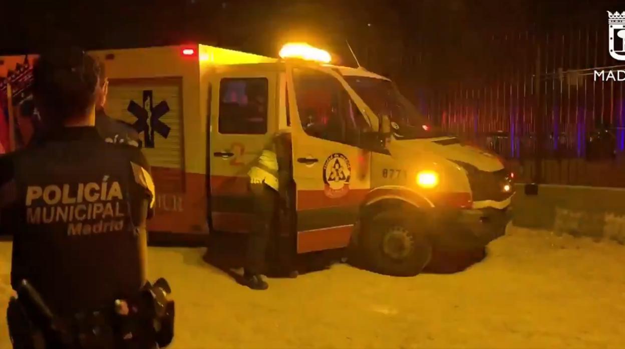 Efectivos de la Policía y Samur, frente a las canchas de baloncesto donde se produjo el apuñalamiento