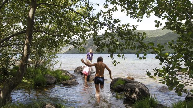 El Lago de Sanabria limita a 2.000 personas el acceso a sus playas