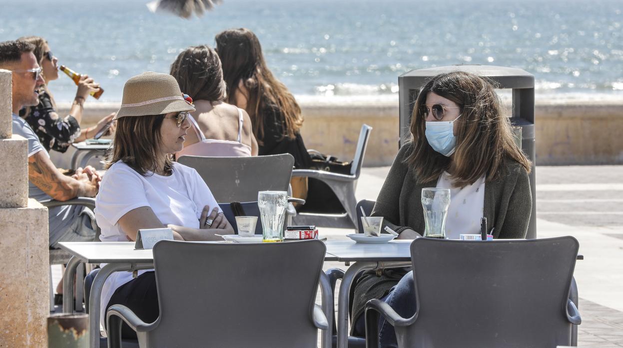 Dos chicas, en una terraza de Valencia