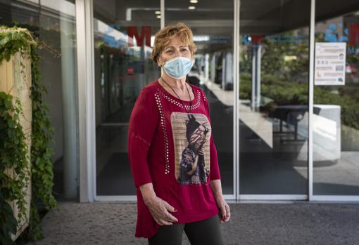 María del Carmen, a las puertas del hospital donde está ingresada su madre