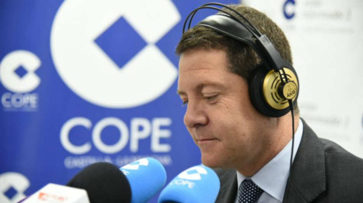 El presidente de Castilla-La Mancha, Emiliano García-Page, durante la entrevista en la Cadena COPE