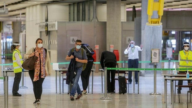 La calma se impone en el primer día de Barajas con las fronteras abiertas