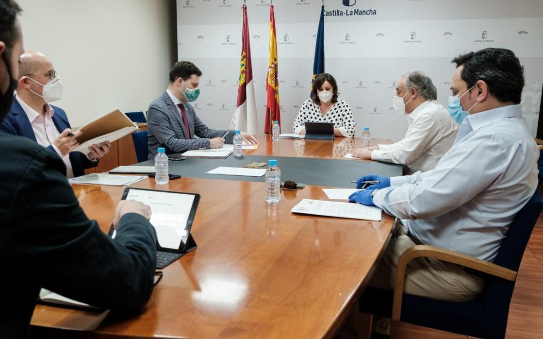 Patricia Franco durante la reunión a la que también asistió el alcalde de Fuensalida, Santi Vera