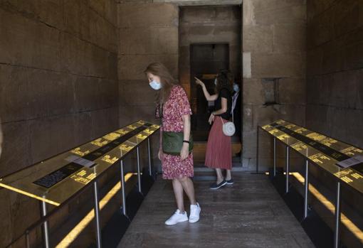 Varios visitantes, ayer, en el interior del templo de Debod