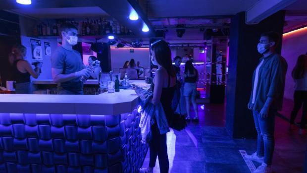 La Generalitat prohíbe ahora bailar en las discotecas