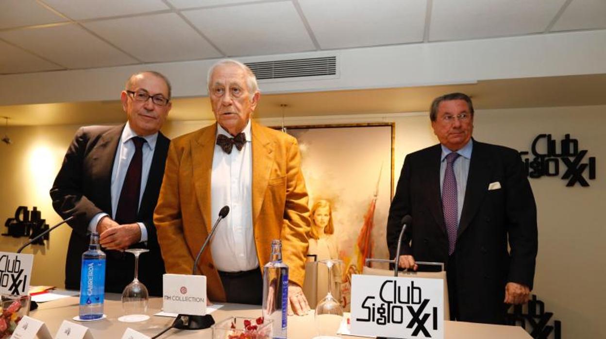 El actual presidente del Club Siglo XXI, Inocencio Arias, junto al candidato a dirigir la asociación, Nicolás Redondo