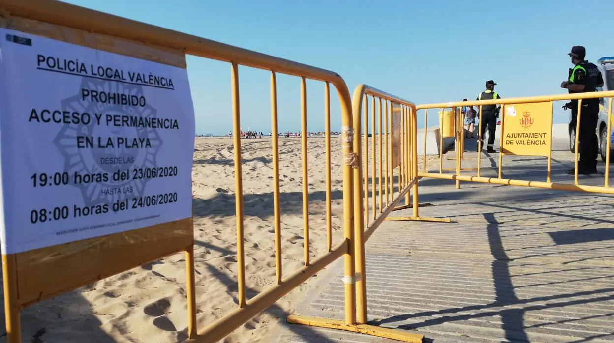 Acceso cerrado y vigilado por la Policía Local en la playa en Valencia para la Noche de San Juan