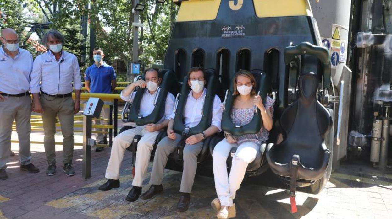 El alcalde de Madrid, José Luis Martínez-Almeida, junto a los ediles Borja Carabante y Loreto Sordo en la Lanzadera del Parque de Atracciones