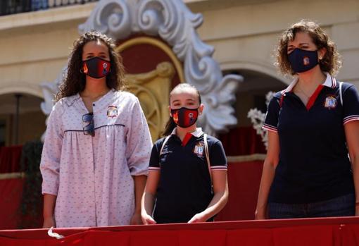 La presidenta de la Federació de Fogueres, Toñi Martín-Zarco, junto a la Bellea del Foc adulta e infantil, Isabel Bartual Fernández y Noelia Vinal Rondón