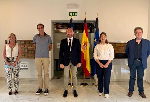 Imagen de la reunión del presidente de la Diputación, Toni Gaspar, con los representantes de la pirotecnia valenciana