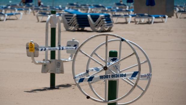 Máxima precaución en la playa de Benidorm: instalan sensores de movimiento en los lavapiés