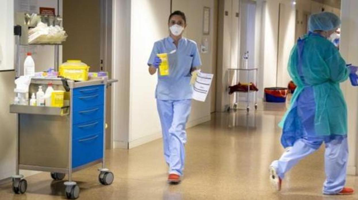 Profesionales sanitarios en un hospital de Castilla-La Mancha