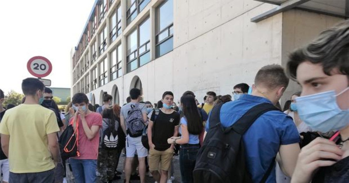 Alumnos de Navarra tras realizar el primer examen de la EVAU 2020 ayer en la Universidad Pública.