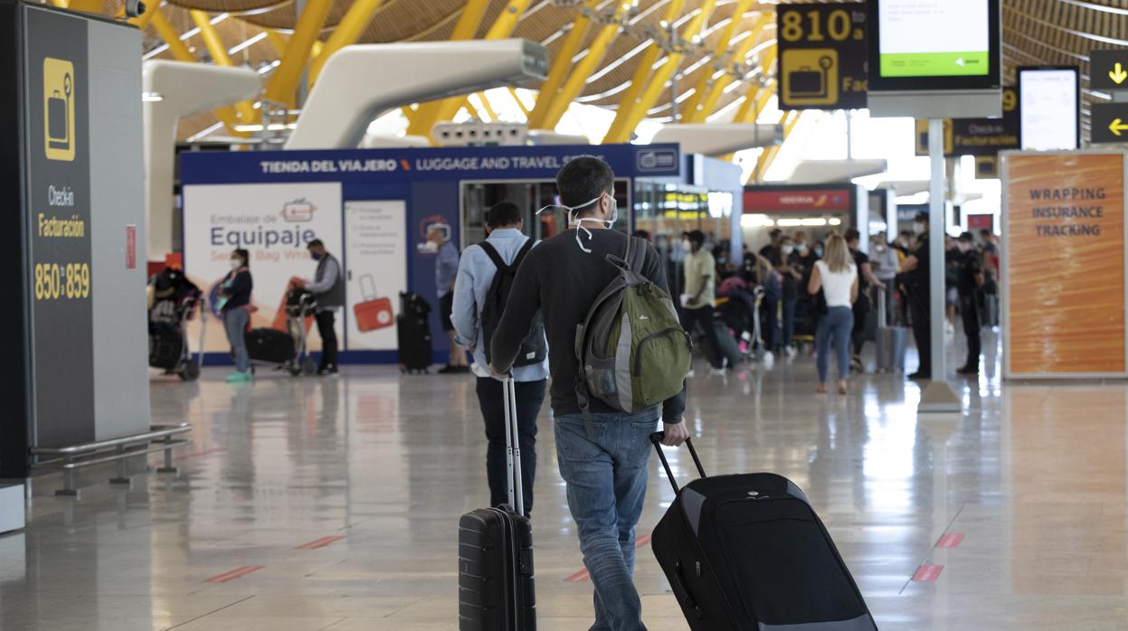 Decenas de pasajeros, el lunes, en la T4 de Barajas