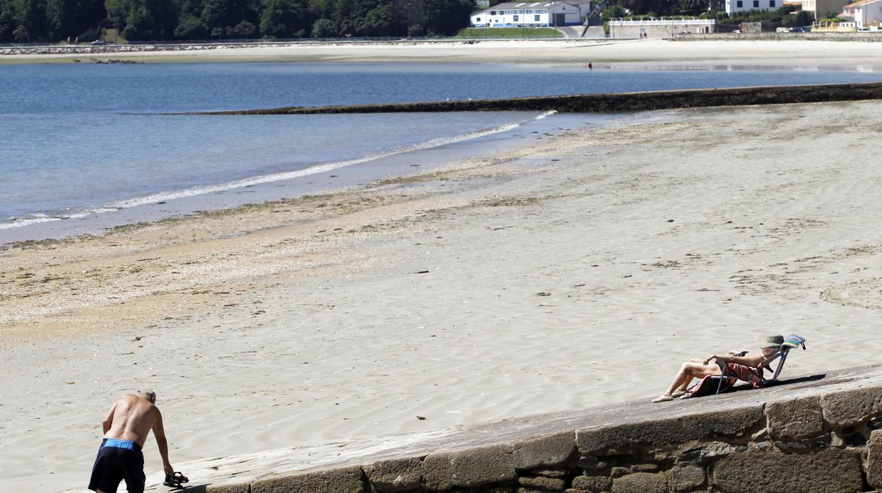 Playa de Ares, con bañistas guardando las distancias de seguridad