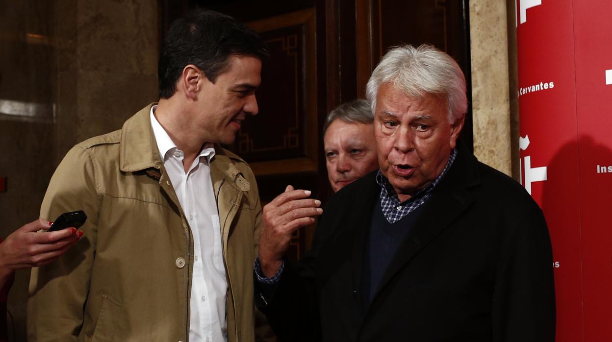 El presidente del Gobierno, antes de serlo, Pedro Sánchez, y el expresidente Felipe González, durante un homenaje a Gabriel García Márquez, en 2016