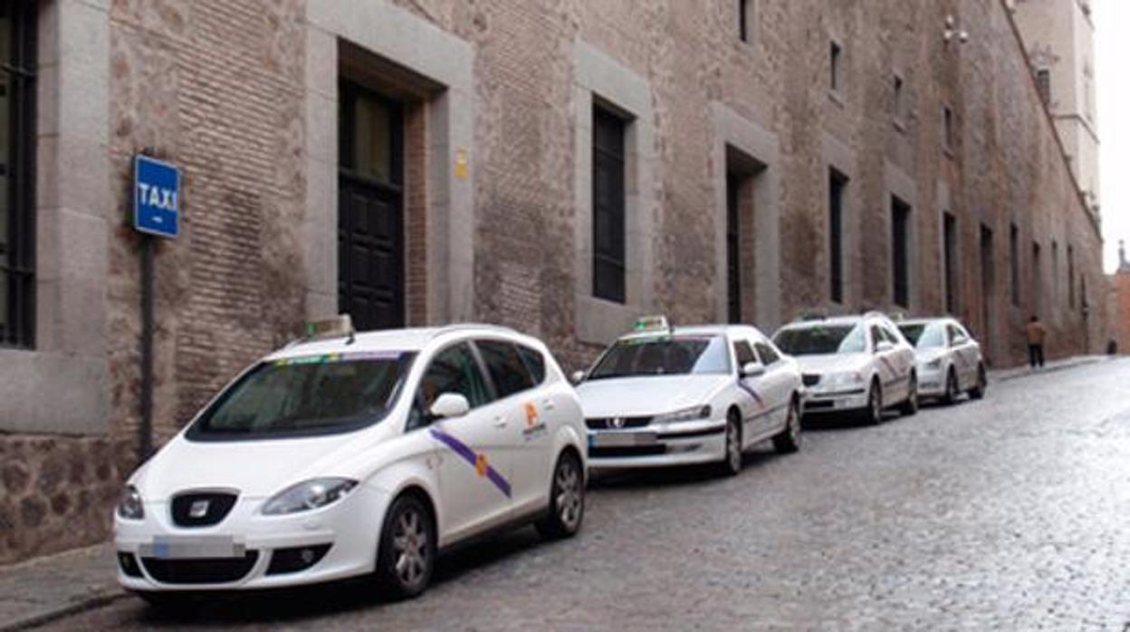 Parada de taxis junto al Museo del Ejército, en la cuesta de Carlos V