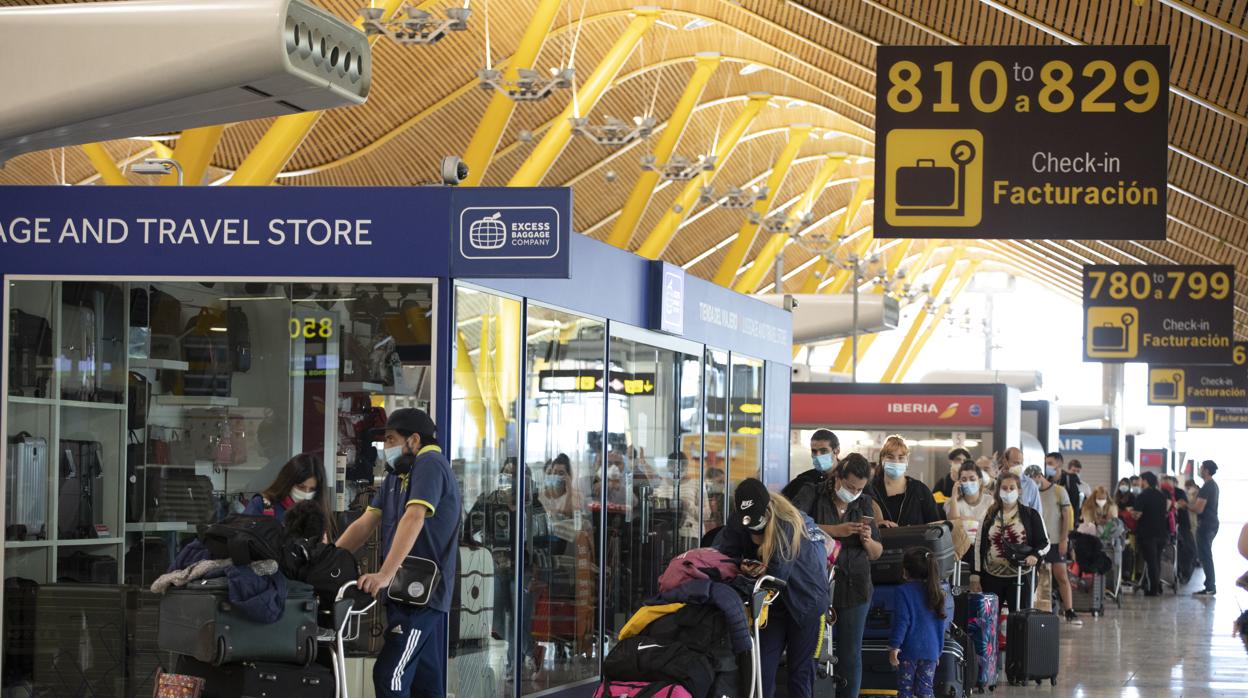 Pasajeros llegando al aeropuerto de Barajas tras levantarse el estado de alarma