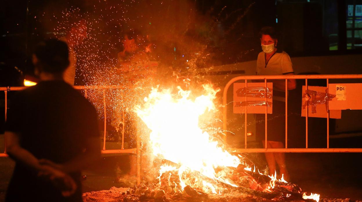 Hoguera de pequeñas dimensiones autorizada por el Ayuntamiento, en el barrio de Sant Antoni