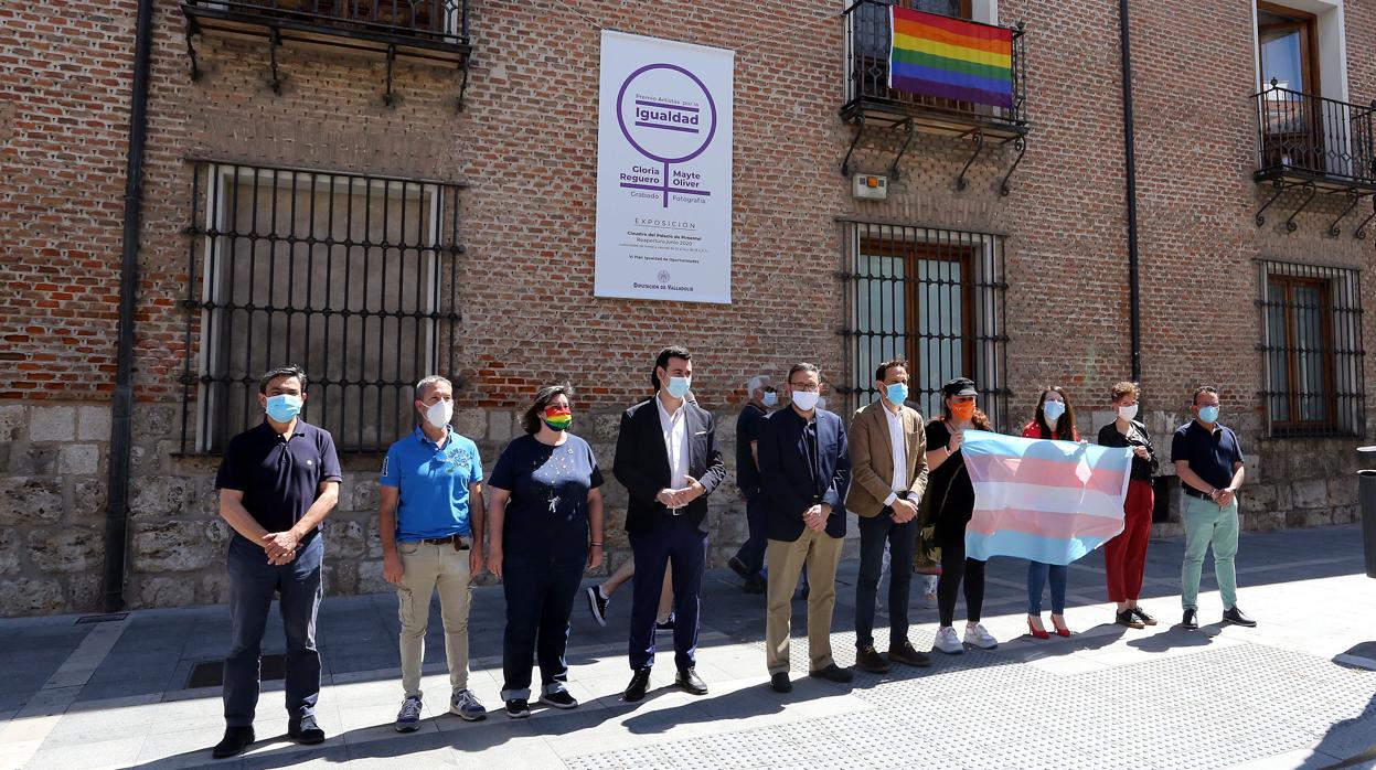 Se querellan contra el presidente de la Diputación de Valladolid por colgar en su fachada la bandera LGTBI