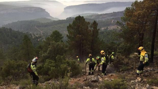 Brigadas de refuerzo, aviones anfibios y helicópteros en la campaña de incendios