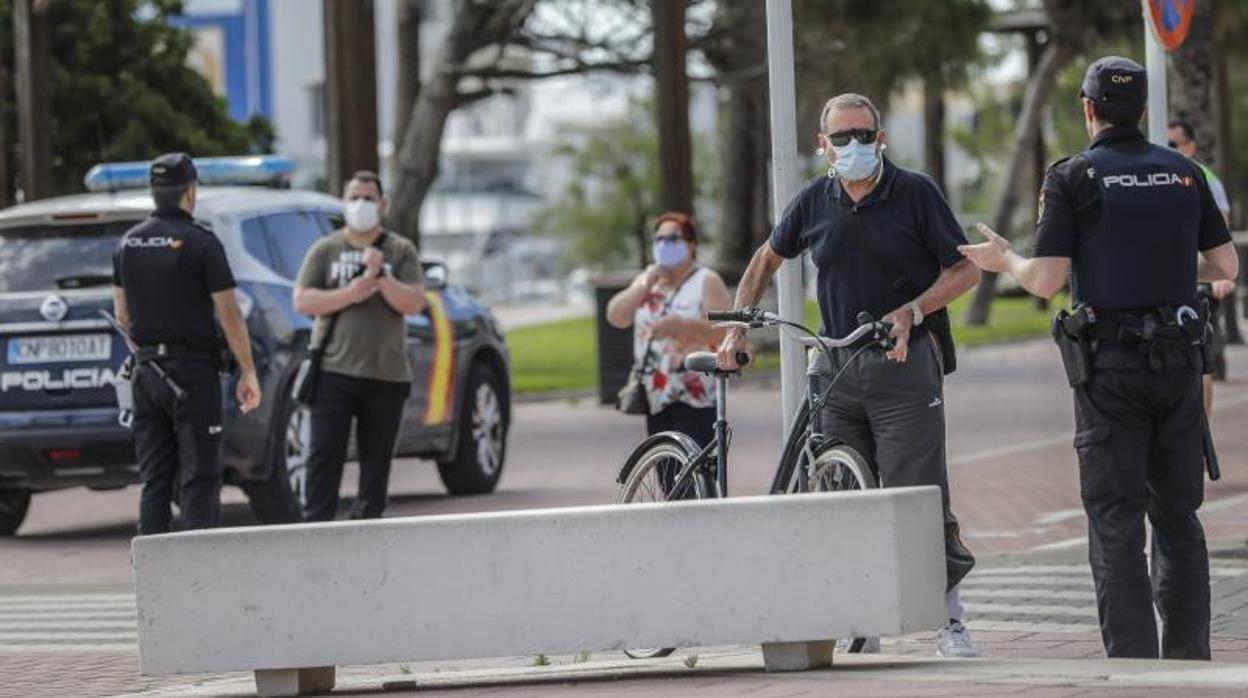 Agentes de la Policía Nacional en tareas de vigilancia