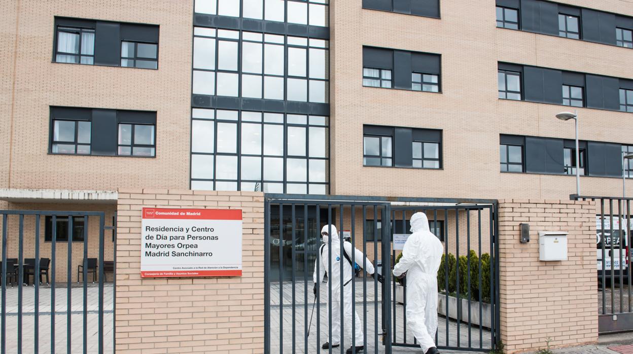 Entrada de personal protegido con EPI en una residencia de mayores de Madrid