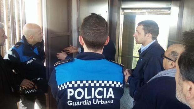 Ocho policias de Lérida, aislados al ser escupidos cuando detenían a un infectado de coronavirus