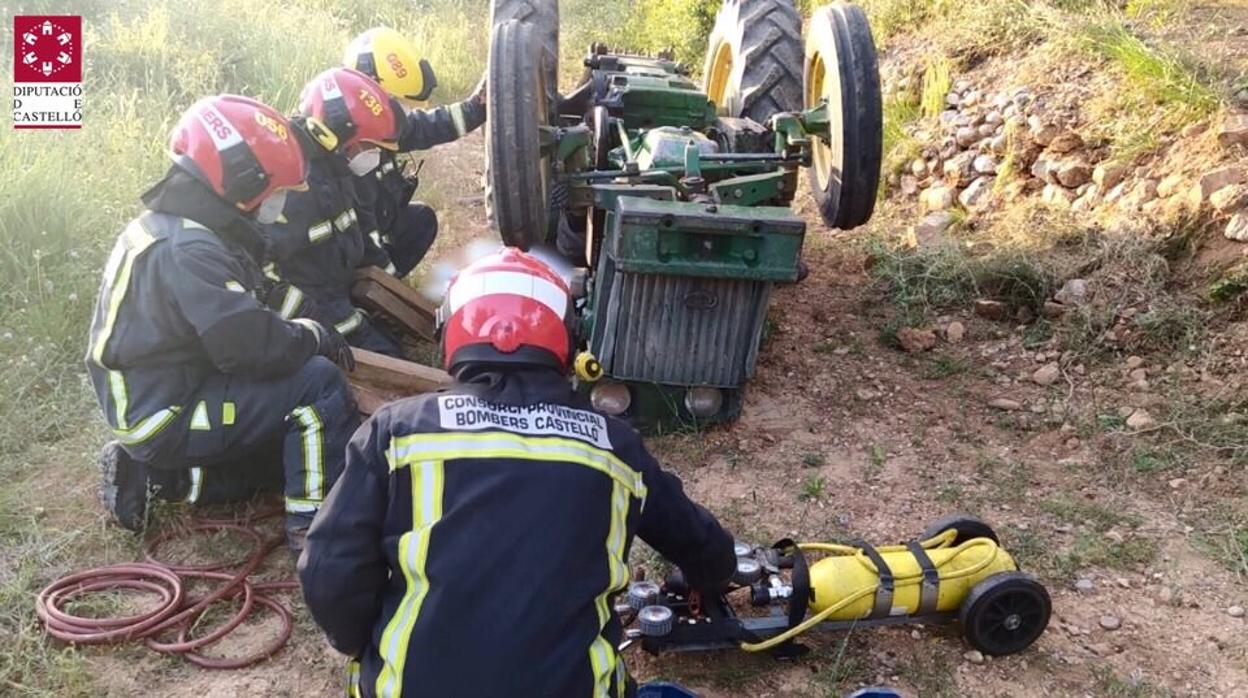 Bomberos del Consorcio Provincial de Castellón junto al tractor volcado