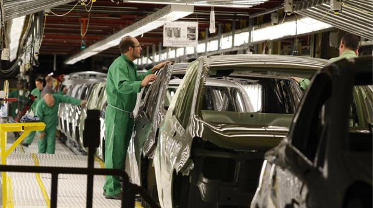 Cadena de montaje de la factoría de Opel en Figueruelas (Zaragoza)