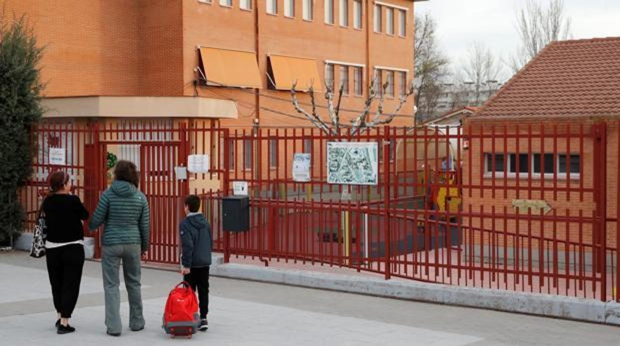 Una madre acude con su hijo al colegio donde estudia