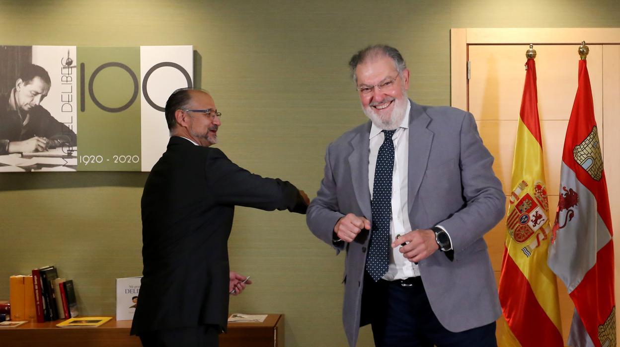 El presidente de las Cortes y de la Fundación de Castilla y León, Luis Fuentes, firma el acuerdo con el que el catedrático Salvador Rus Rufino