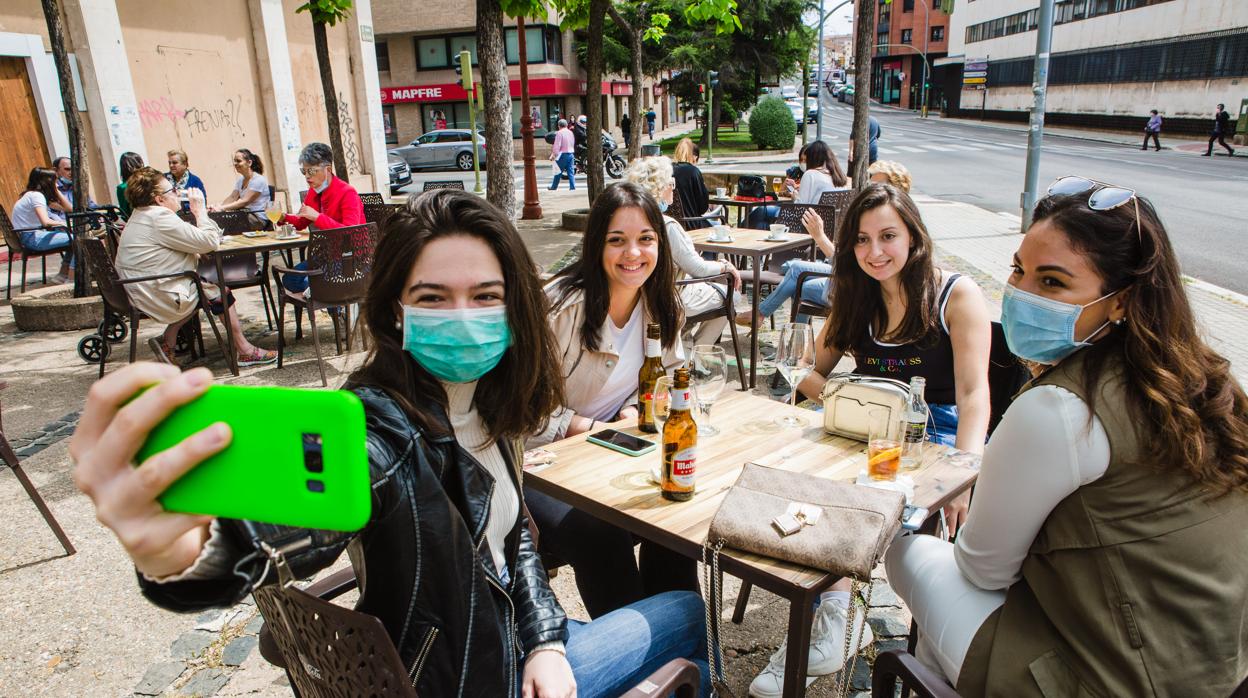 Grupo de jóvenes en una terraza de Soria