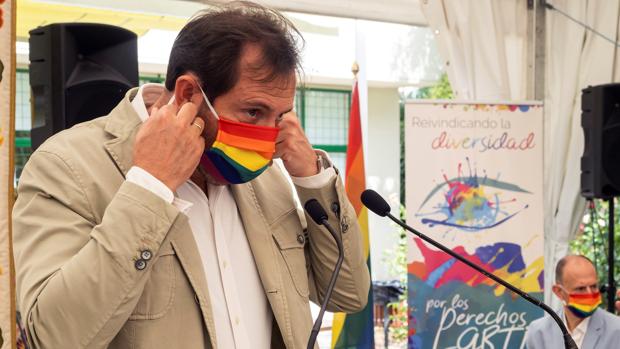 Vox solicita al alcalde de Valladolid que retire la bandera arcoiris de la fachada del Ayuntamiento