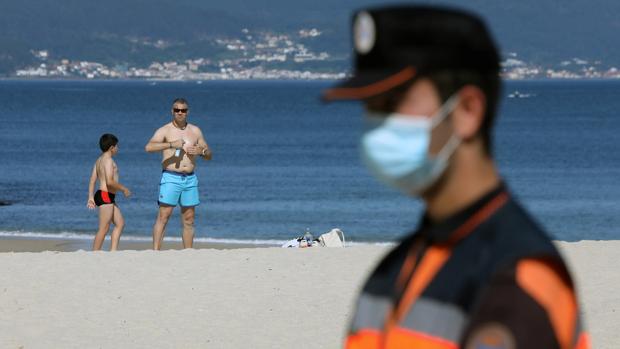 Galicia se blinda frente a los rebrotes: Extrema el uso de mascarilla «para casi todo» y prohíbe las de válvula