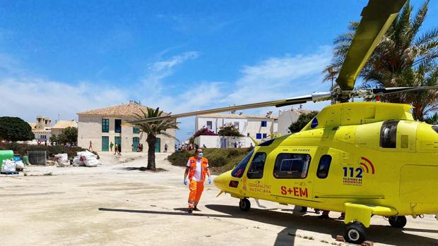 Evacuan a un anciano de la isla de Tabarca en helicóptero tras desplomarse mientras paseaba