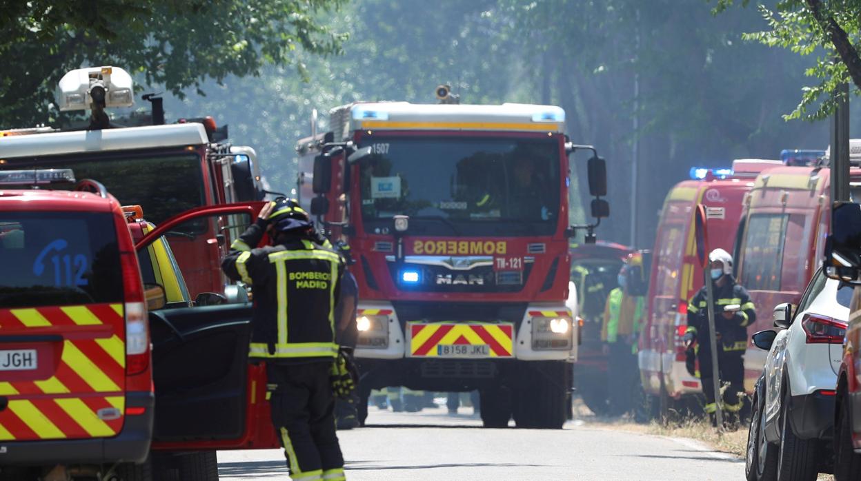 Bomberos del Ayuntamiento de Madrid trabajando en la extinción de un incendio