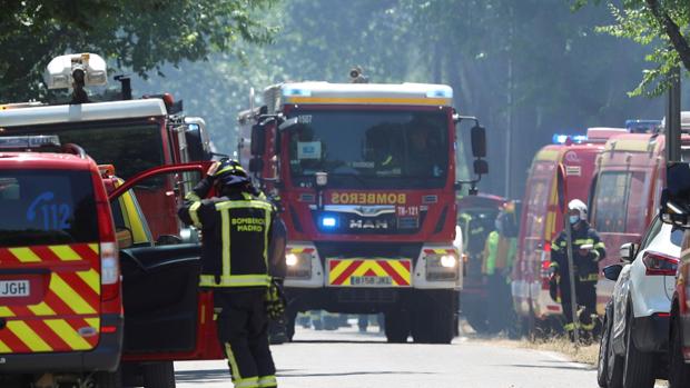 Aparatoso incendio sin heridos en exterior de una nave industrial en Alcalá