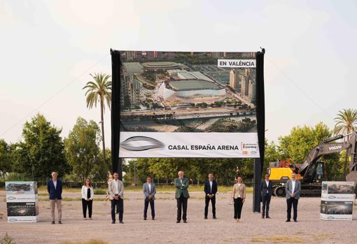 Imagen del equipo de Licampa en el incio de las obras del Casal España Arena