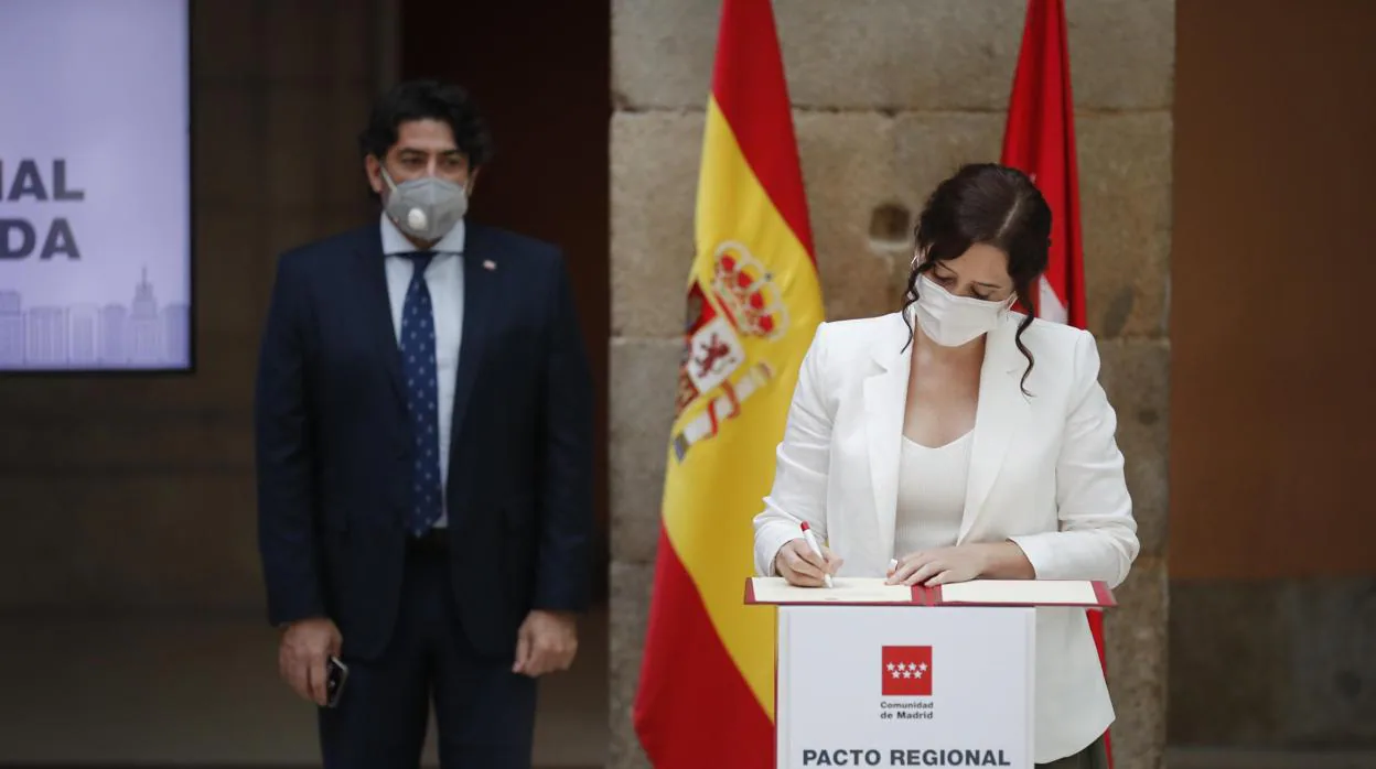 La presidenta del Ejecutivo madrileño, Isabel Díaz Ayuso, junto con el consejero de Vivienda y Administración Local, David Pérez