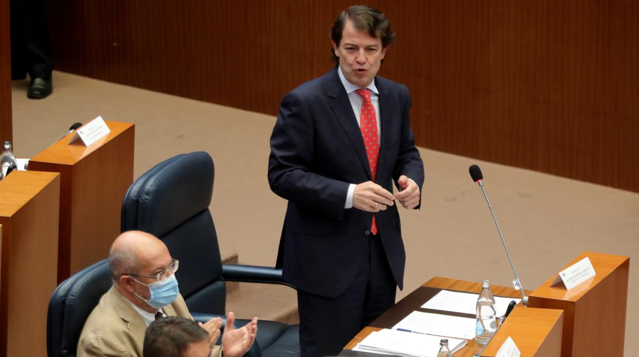 Alfonso Fernández Mañueco, durante su intervención en el último pleno de las Cortes