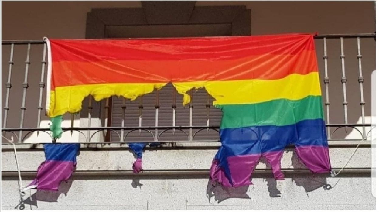 La bandera fue quemada horas después de ser colgada en el balcón del ayuntamiento