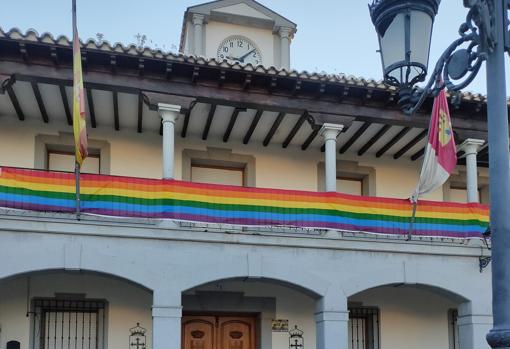 Tras el incidente se ha colocado una bandera que ocupa toda la fachada del ayuntamiento