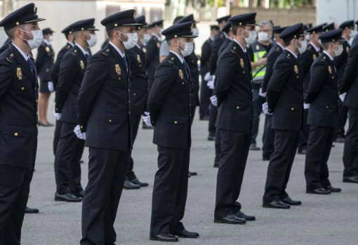 Agentes de la Policía Nacional juran el cargo en Barcelona, este martes