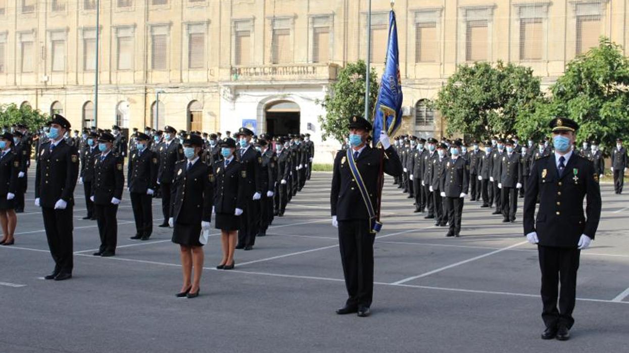 Un momento del acto de la jura del cargo de los nuevos agentes de la Policía Nacional en Valencia