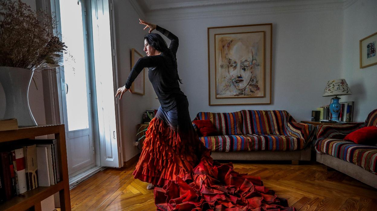 María Pagés, ensayando en su casa durante el confinamiento