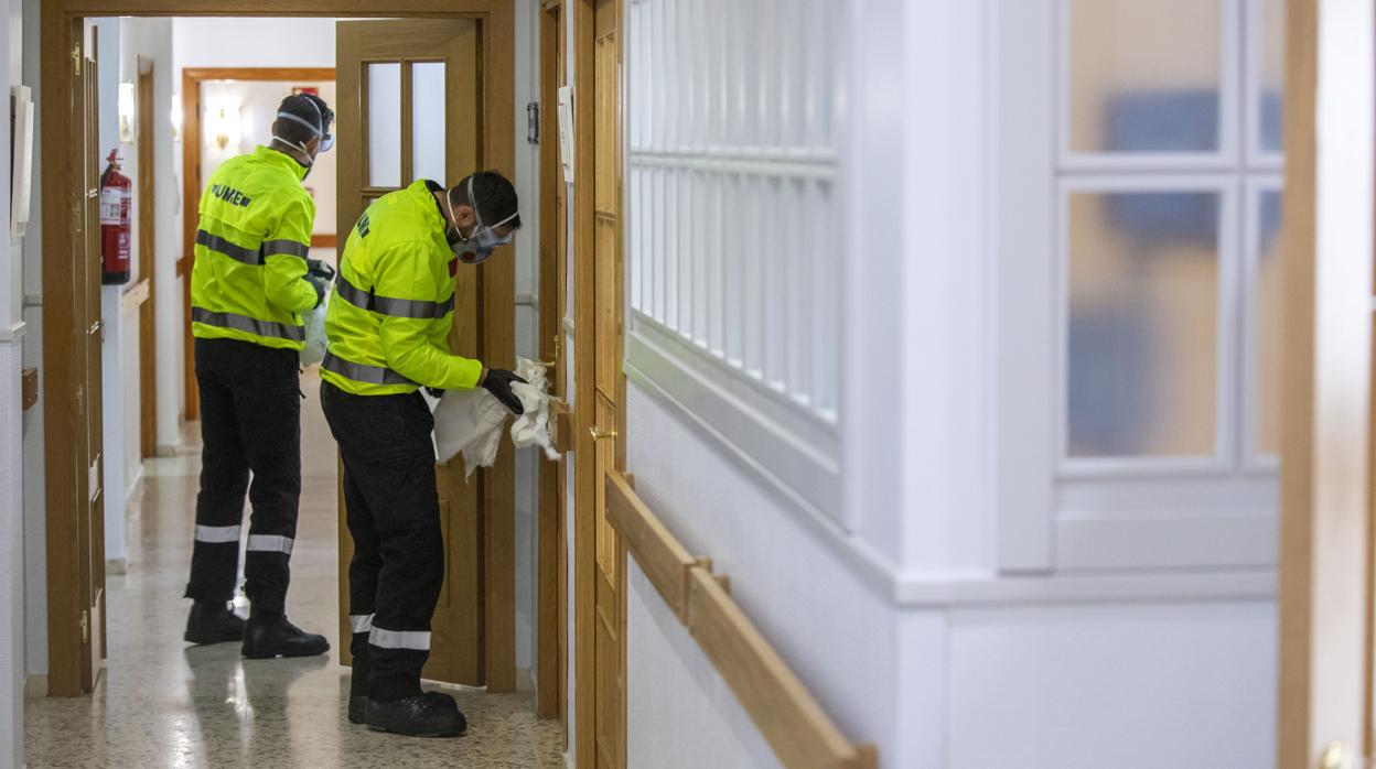 Militares de la UME, trabajando en la desinfección de una residencia con casos de coronavirus